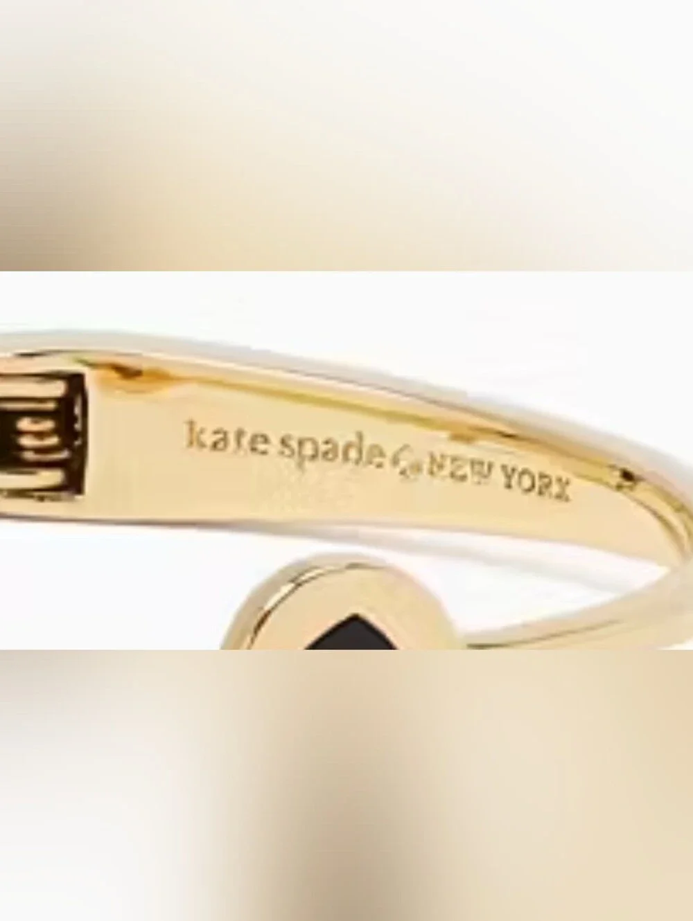 (1770) NWT KATE SPADE Spot The Spade Open Hinge Bangle - Picture 2 of 8